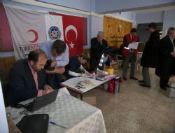 Polisler bağışta yarıştı
